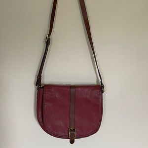 Fossil leather crossbody saddle bag - cranberry